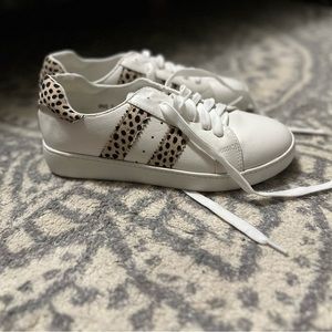 White shoes with leopard print detail